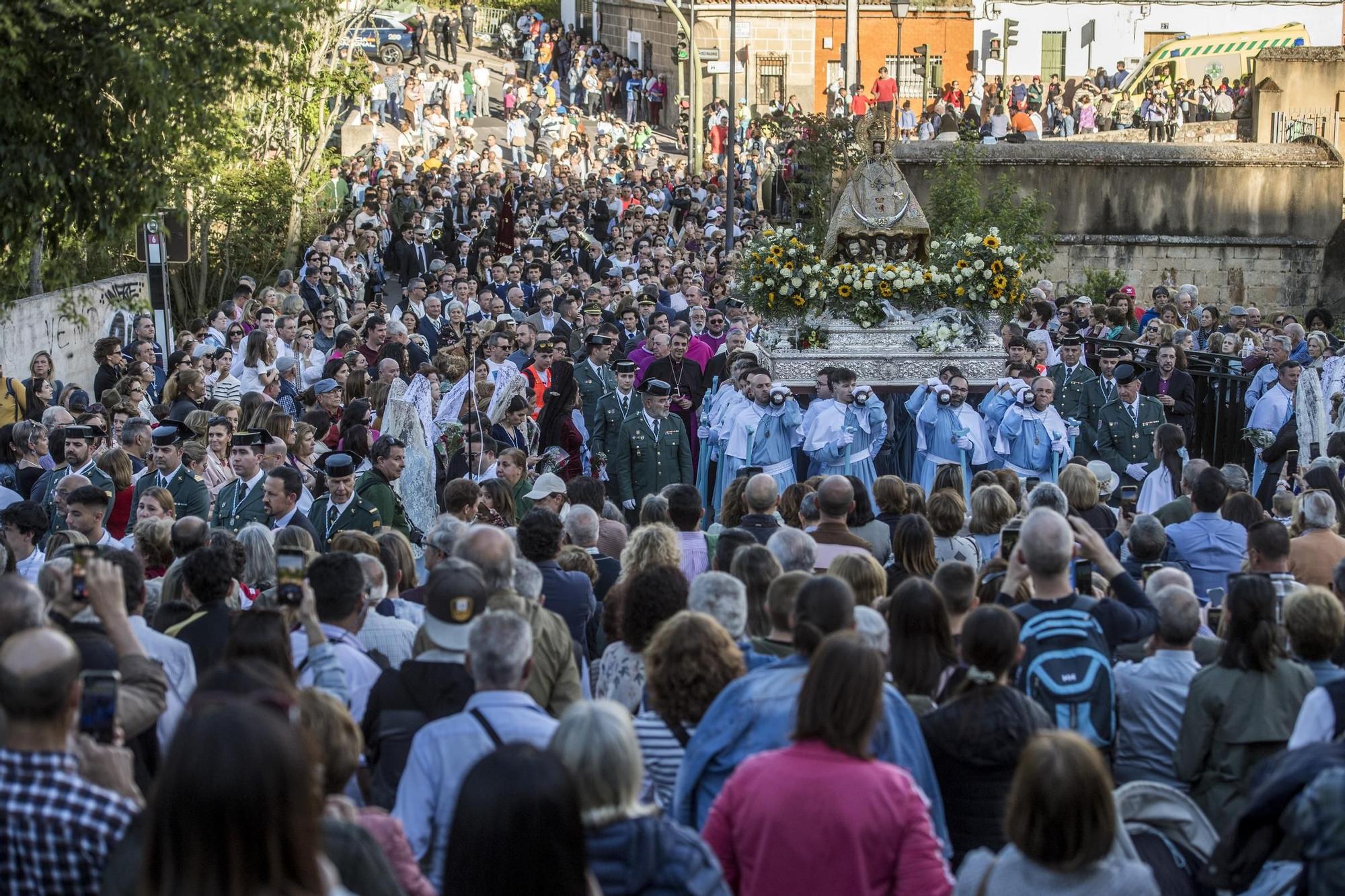 Galería | Cáceres ovaciona a la Virgen de la Montaña en Fuente Concejo