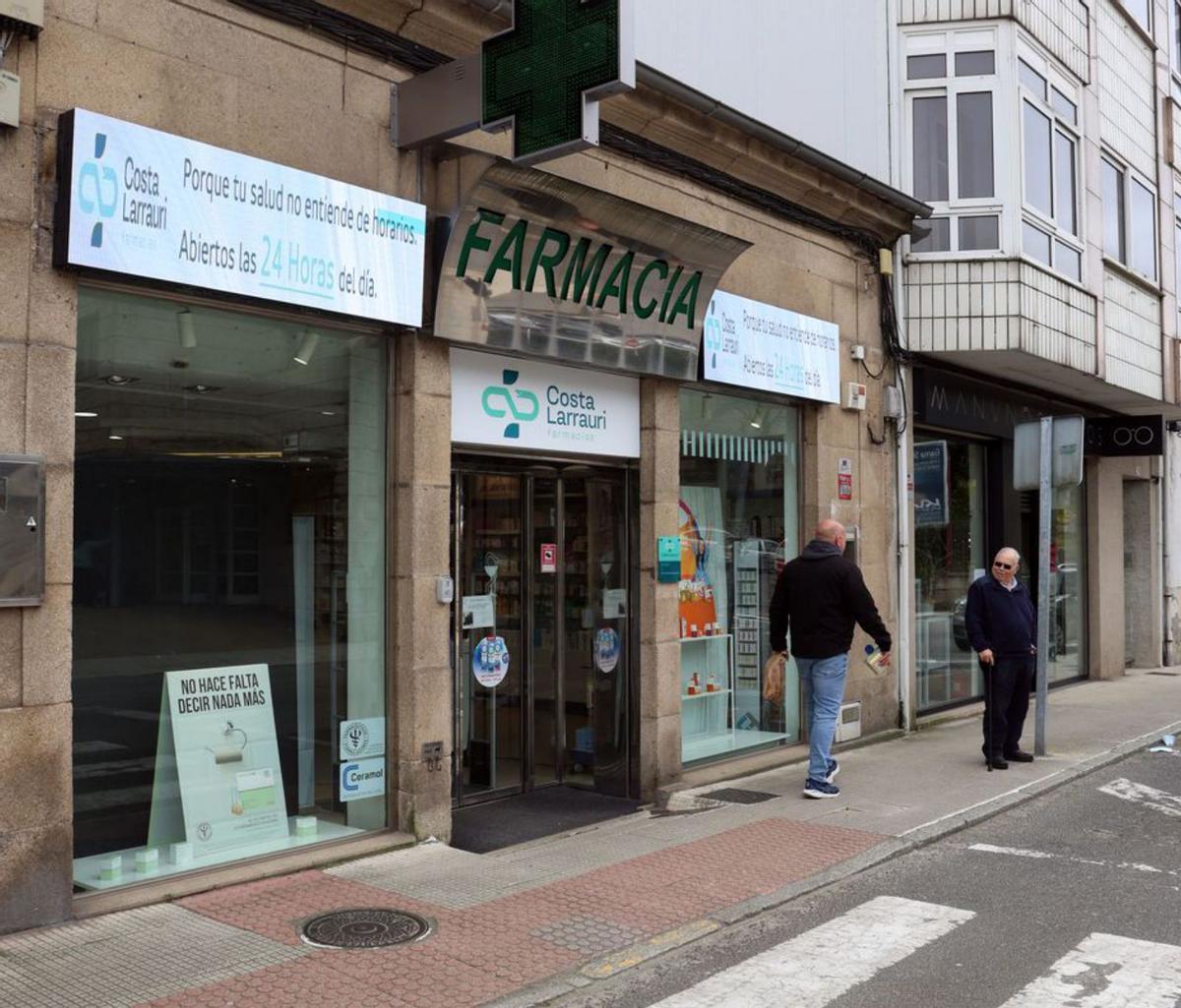 Trabajadores y clientes en la farmacia de San Roque, ayer al mediodía. | Noé Parga