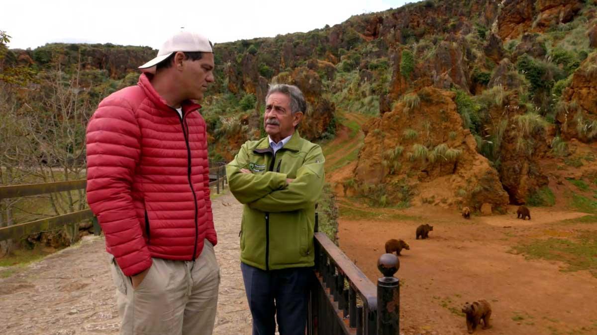 Frank Cuesta con Miguel Ángel Revilla, presidente de Cantabria, en Cabárceno, en el programa ’Wild Frank. El legado de Félix’ (DMAX).