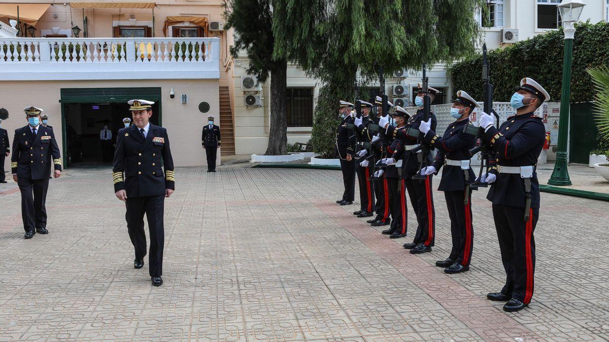 El Jefe de Estado Mayor de la Armada pasa revista en Capitanía General. / LOYOLA PÉREZ DE VILLEGAS