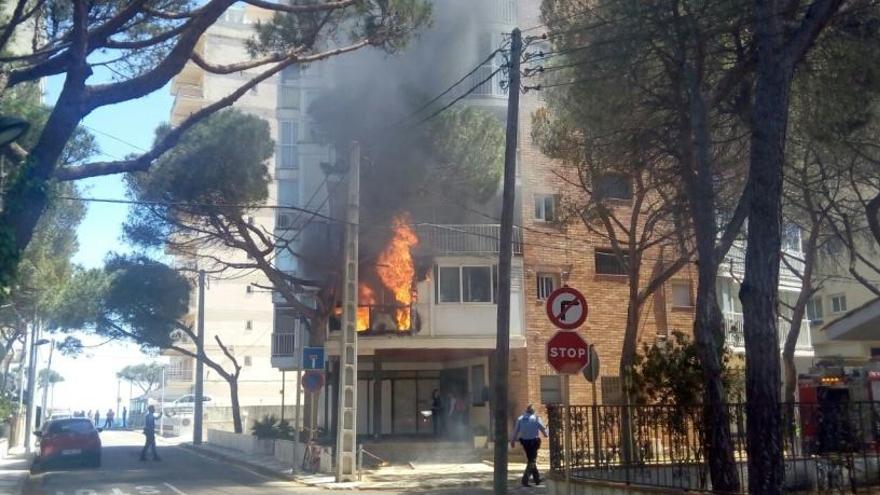 Les flames sortien pel balcó