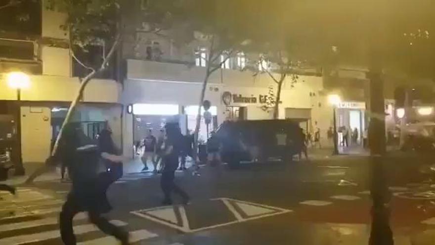 Pelea entre aficionados de Valencia CF y Ajax en la puerta de Mestalla