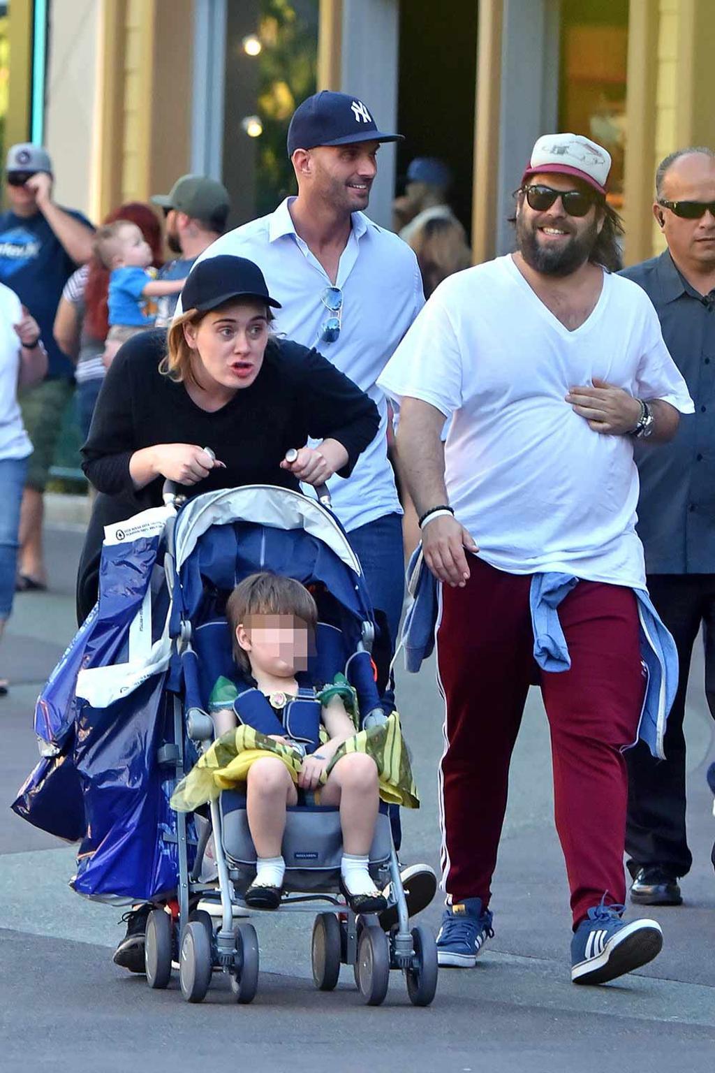 Adele con su marido y su hijo en Disneyland