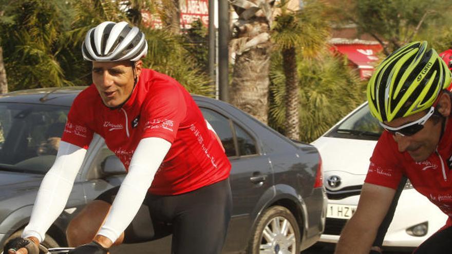 Miguel Induarin, durante una prueba cicloturista que realizó en Valencia como previa de la Vuelta a España.