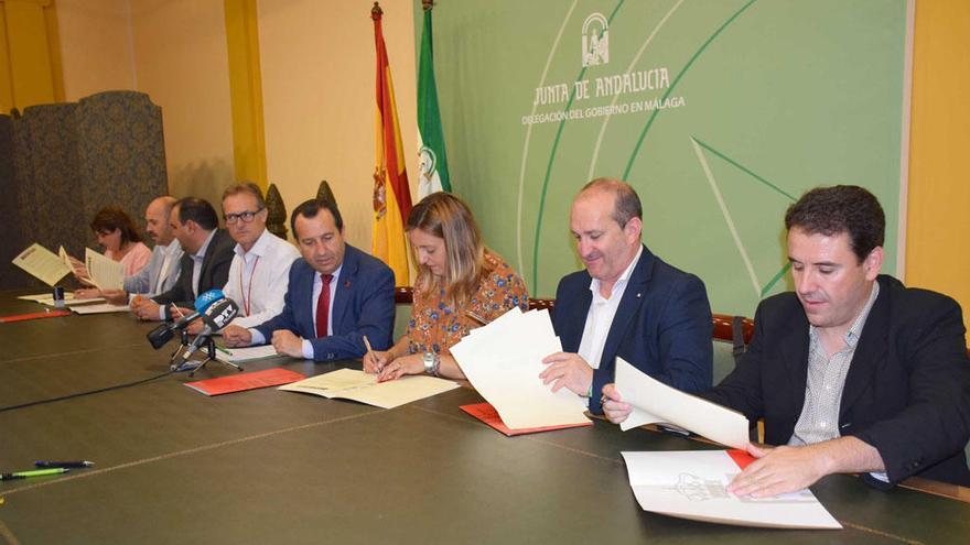 Firma del convenio entre los municipios.