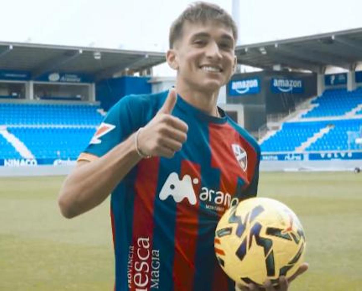 Ignacio Laquintana, en su presentación como nuevo jugador del Huesca en El Alcoraz.