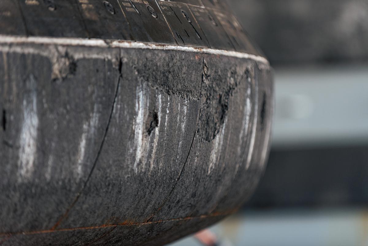 La cápsula espacial Orion se exhibe en la cubierta de pozo del USS John P. Murtha en San Diego, California, EE. UU. La cápsula espacial Orion se exhibe en la cubierta de pozo del USS John P. Murtha en San Diego, California, EE. UU.