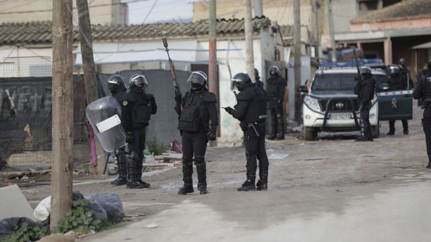 Beamte der Guardia Civil in Son Banya bei der Razzia am 31. März.