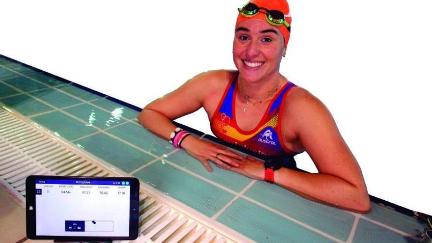 La triatleta Marta Francés probó el sistema en la piscina de Torrevieja. 