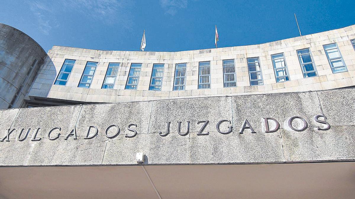 JUICIO DROGAS | Piden seis años y medio de cárcel a dos hombres por vender droga en colegios de A Pobra