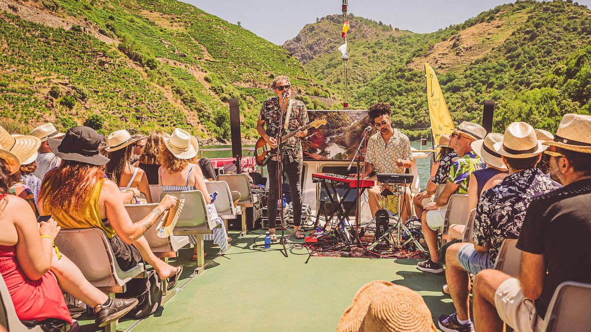 En el 17º Ribeira Sacra es posible disfrutar de un concierto a bordo de un catamarán.
