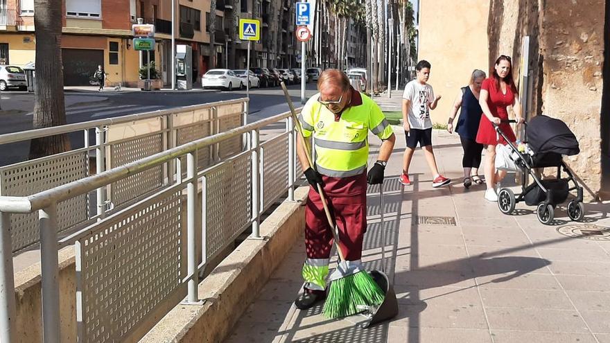 El personal de limpieza viaria trabaja en horario reducido hasta el 31 de agosto en Vila-real.