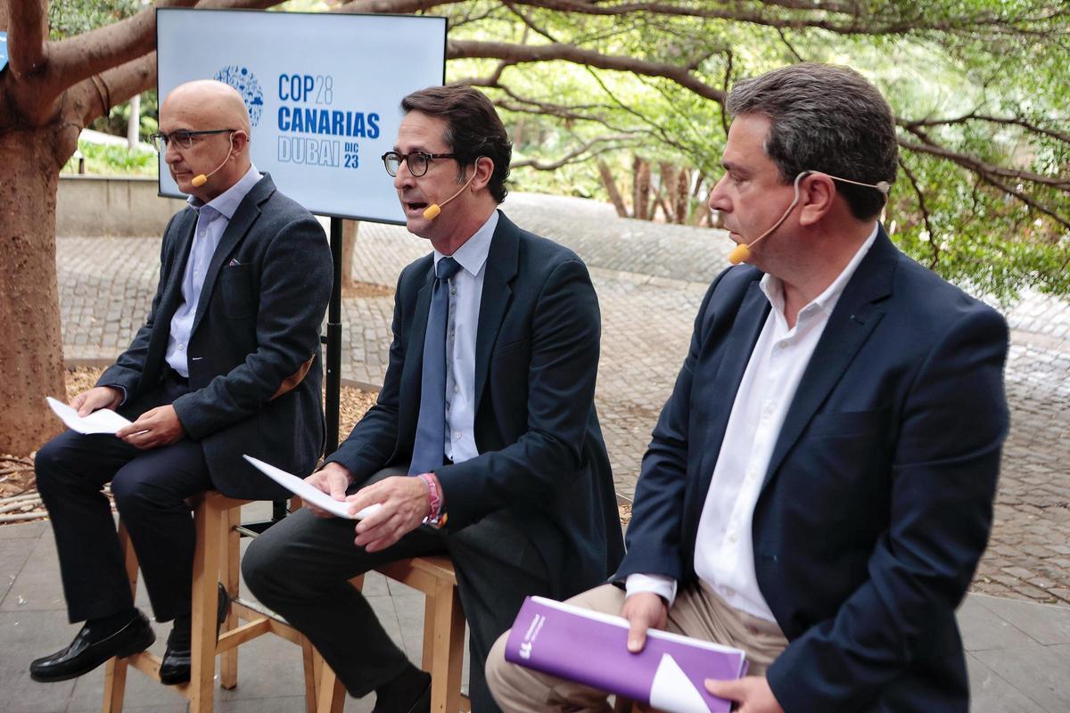 De izq a der: Miguel Ángel Rodríguez, director general de promoción turística, Juan Pedro Díaz; el director general de Transición Ecológica, Ángel Montañes y el físico de la ULL, Juan Pedro Díaz