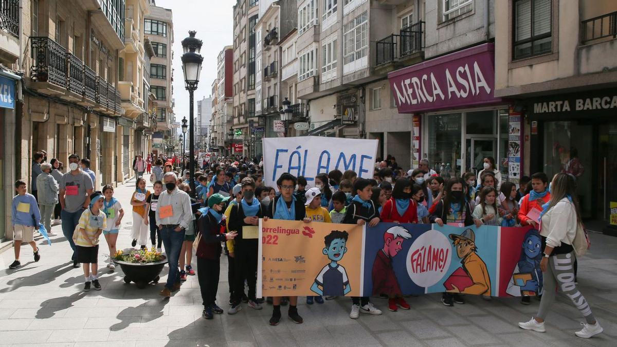 O concerto e a lectura do manifesto foron na Praza do Concello, logo de que os escolares recorreran 
algunhas rúas máis céntricas da localidade nunha manifestación a prol do galego.  | // BERNABÉ