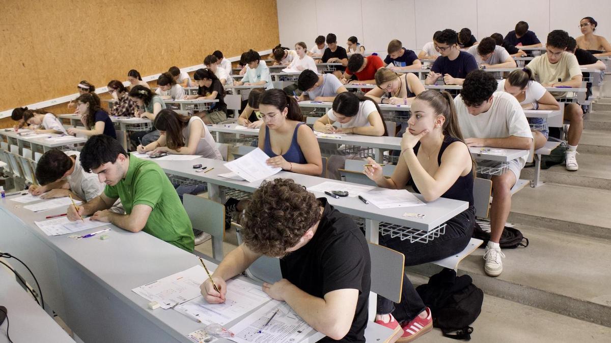Alumnos durante un examen de selectividad en Murcia.