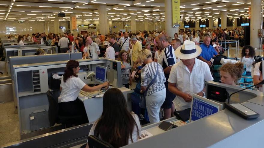 Turistas en el aeropuerto durante el último día de agosto.