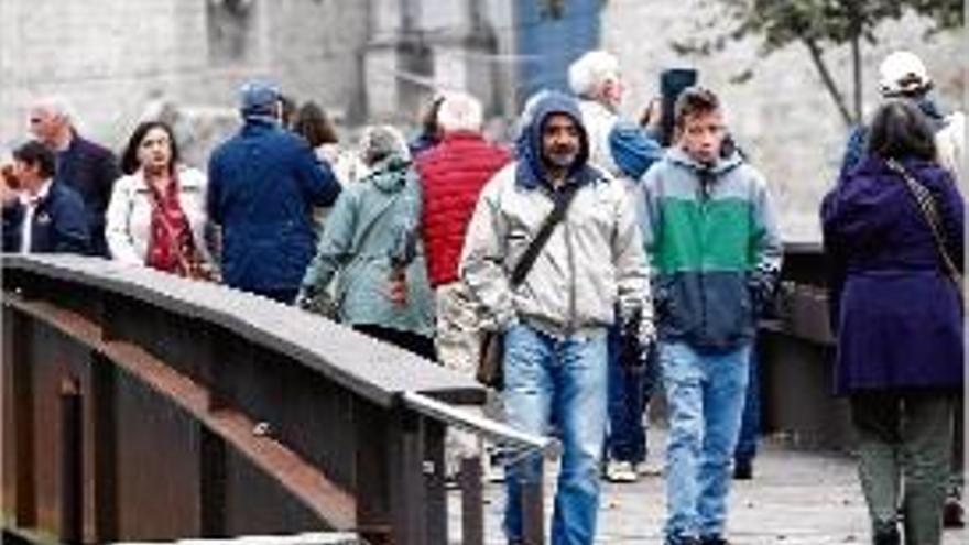 Algunes persones van optar pel paraigua i l&#039;abric per anar per Girona.