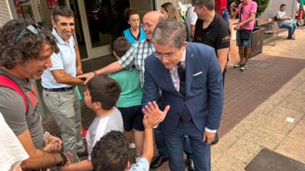 El concejal Jesús Pacheco, en la puerta de la plaza de abastos de Vistabella junto a algunos alumnos participantes