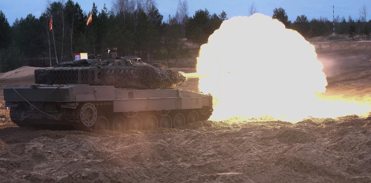 Carro de combate Leopard 2A6 español en Letonia en noviembre de 2022.