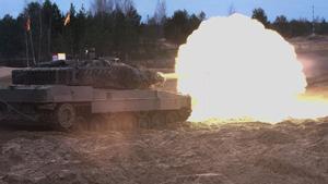 Carro de combate Leopard 2A6 español en Letonia en noviembre de 2022.