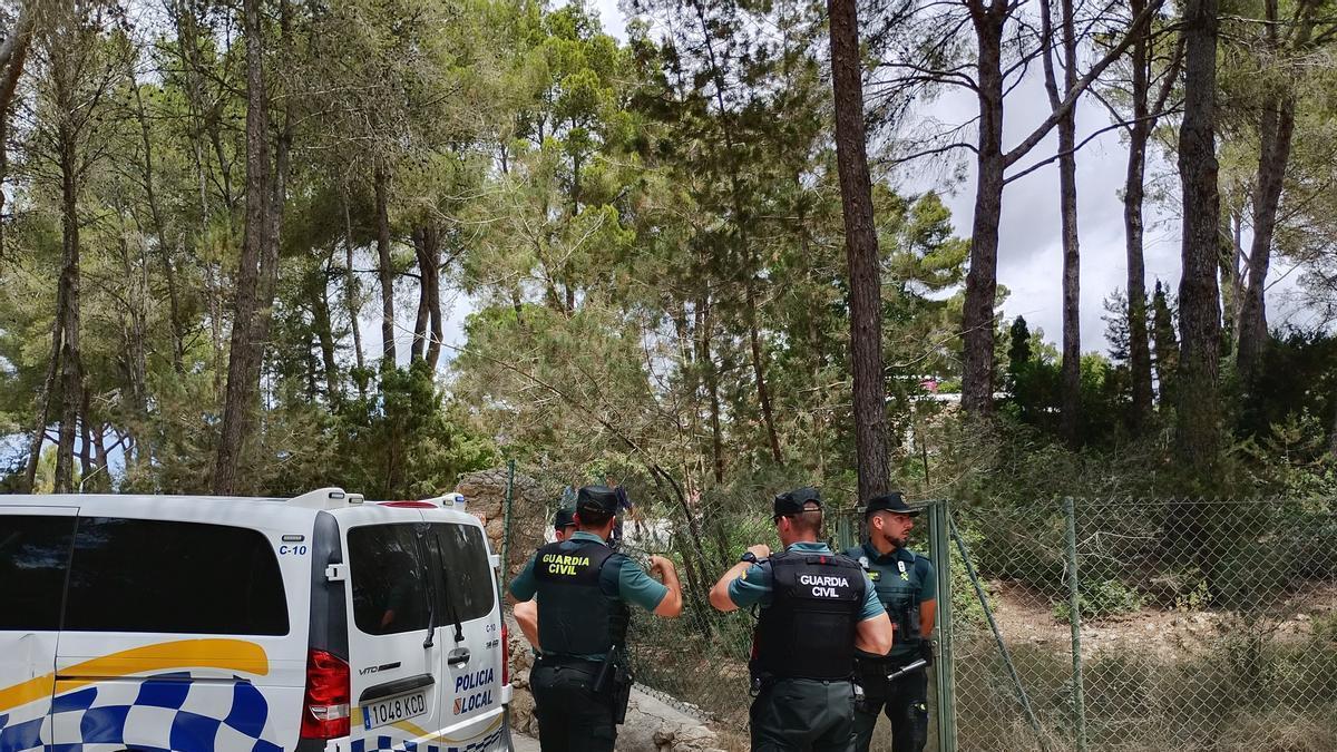 Agentes de la Guardia Civil se unen al dispositivo de desalojo de la fiesta ilegal