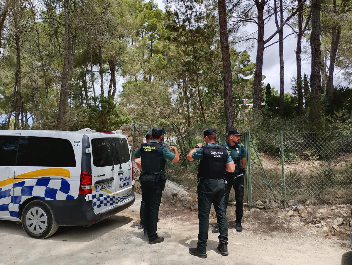 Agentes de la Guardia Civil se unen al dispositivo de desalojo de la fiesta ilegal