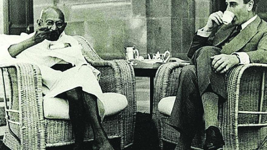 Gandhi, en compañía de Lord Mountbatten.