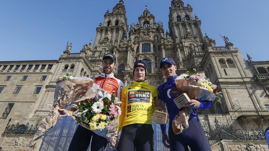 Jonas Vingegaard, Jesus Herrada y Rubén Guerreiro, en el podio.