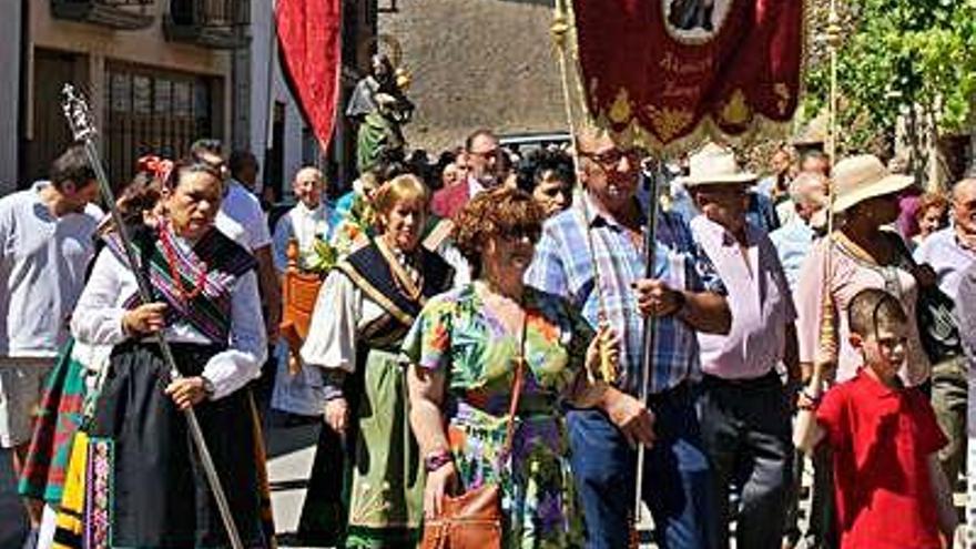 Colorido y tradición en la procesión de San Roque.