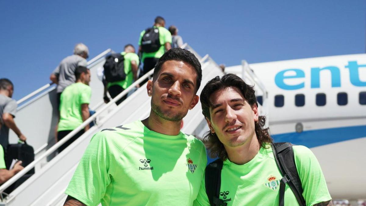 Bartra y Bellerín antes de que el Betis vuele a Austria para comenzar la pretemporada 2024/25