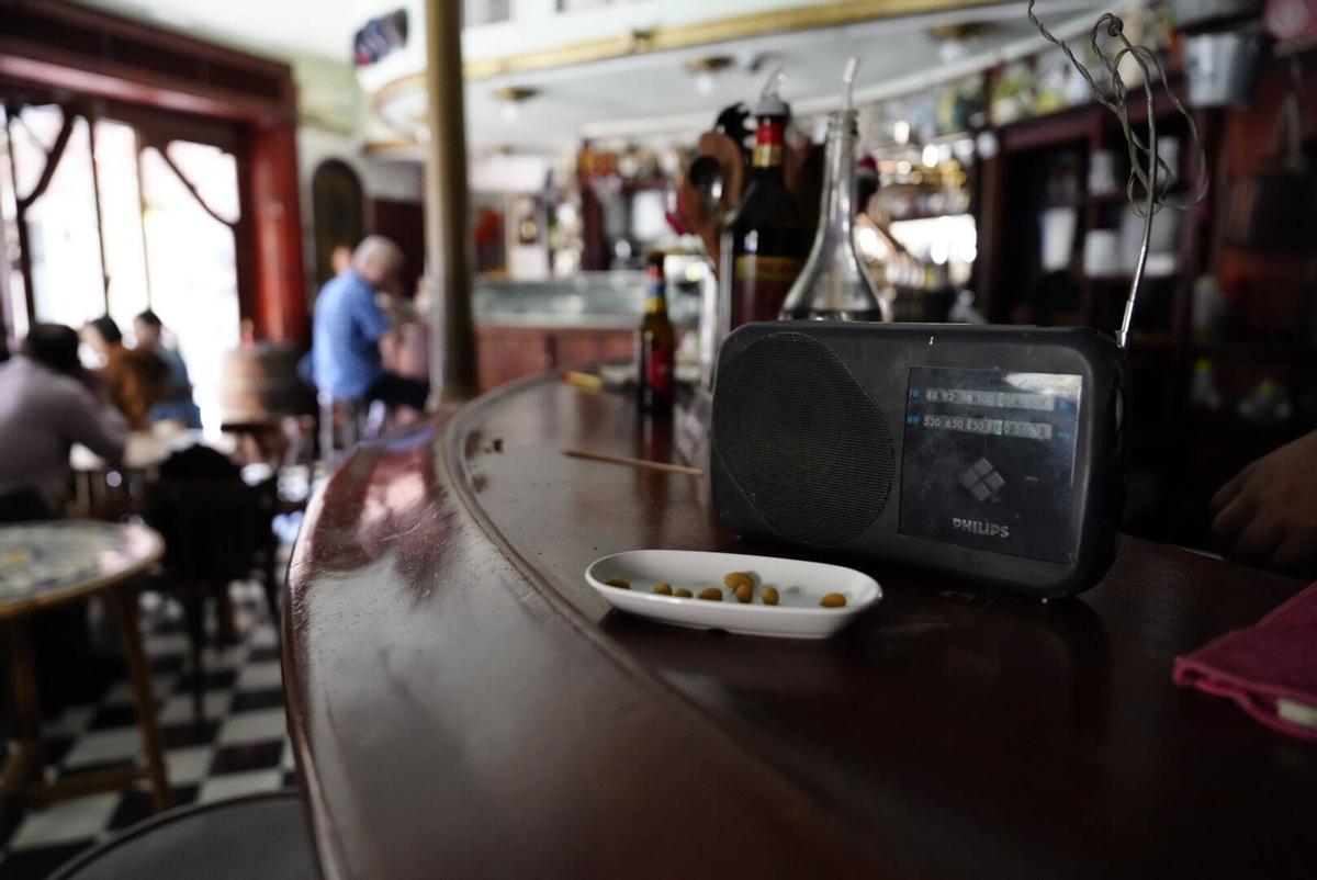 Informarse del apagón a través de la radio