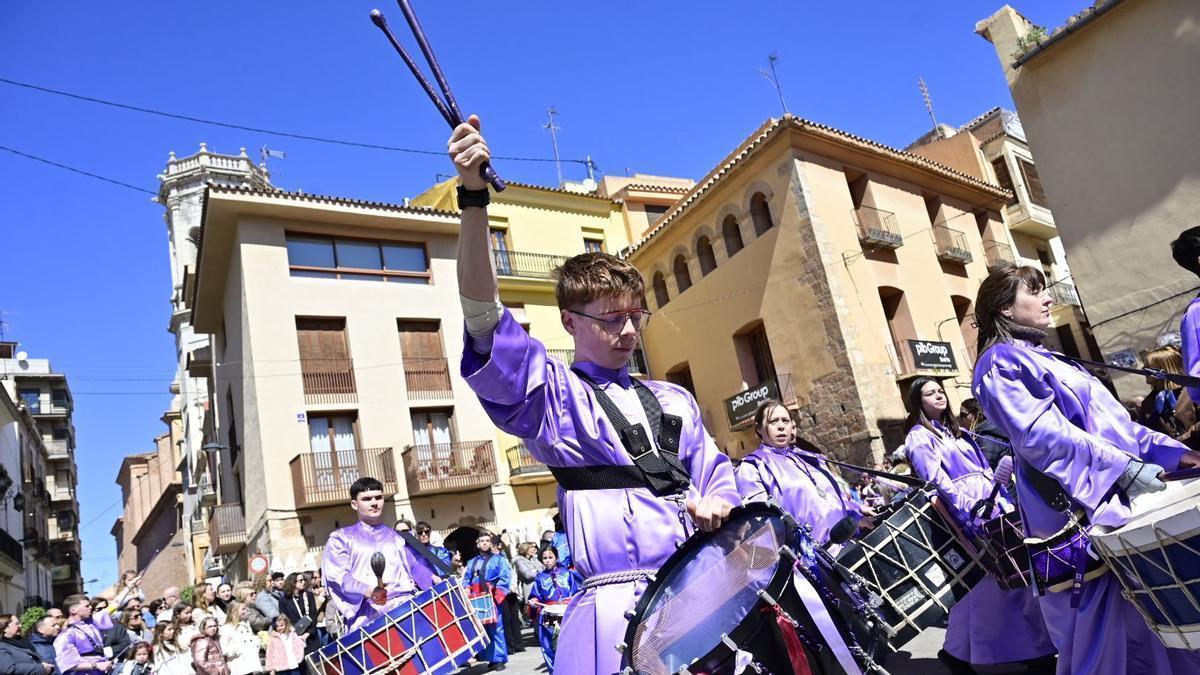 Cofradías y hermandades participan masivamente en la popular tamborada de Vila-real