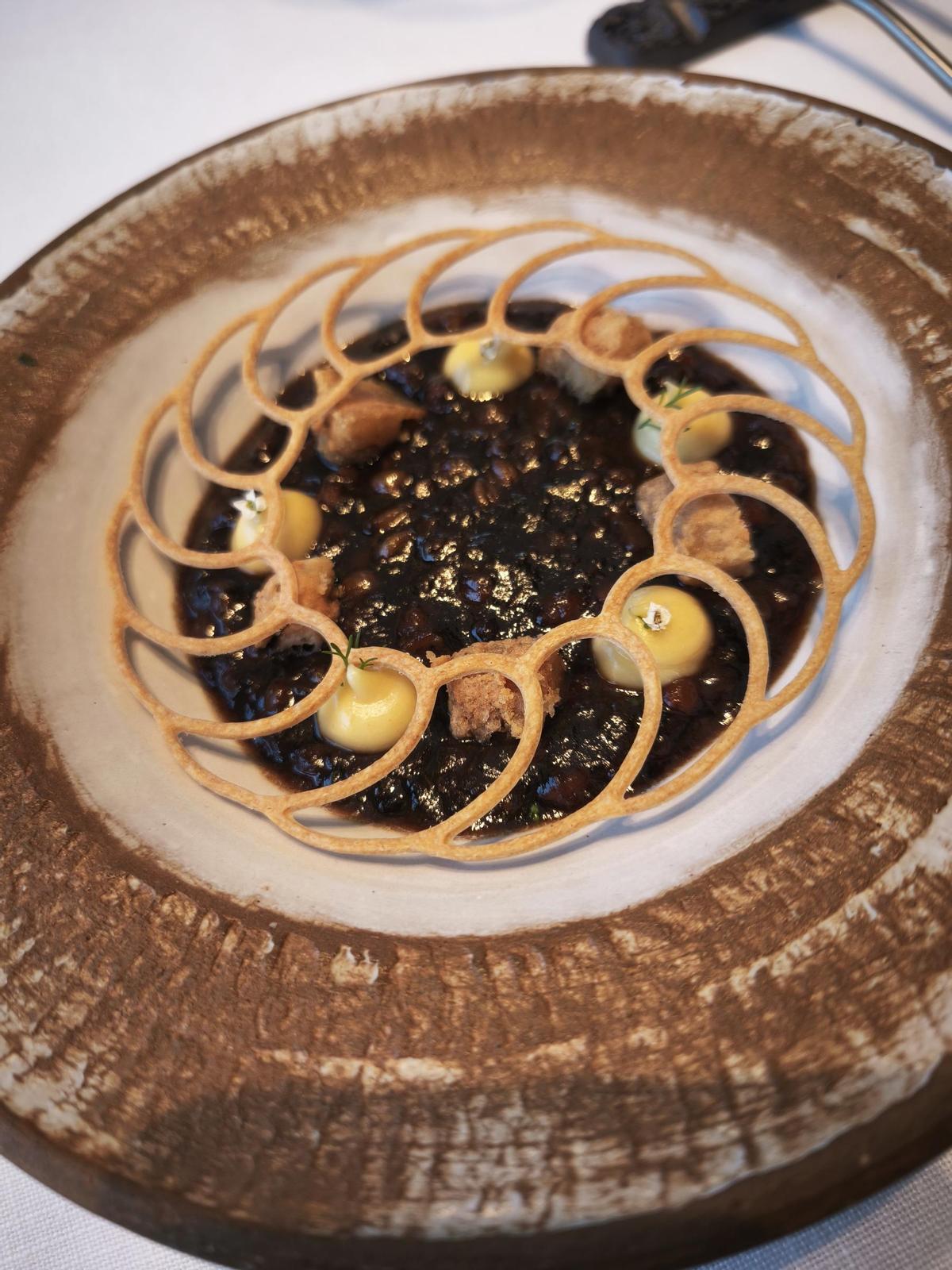 El guiso de trigo barbilla preparado por el chef.