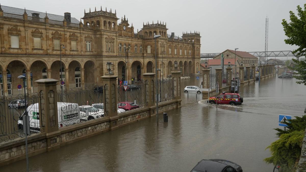 Entorno de la estación de trenes en un episodio anterior de lluvias torrenciales.