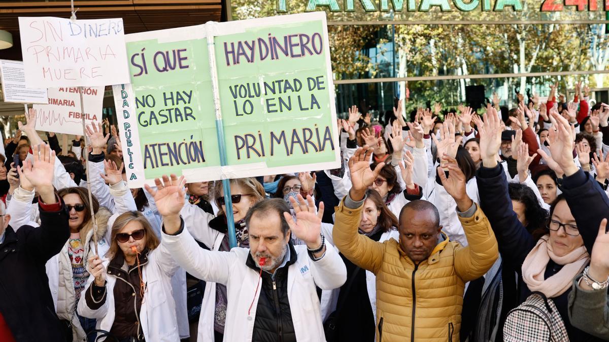 Concentración médicos de familia y pediatras ante la Asamblea de Madrid