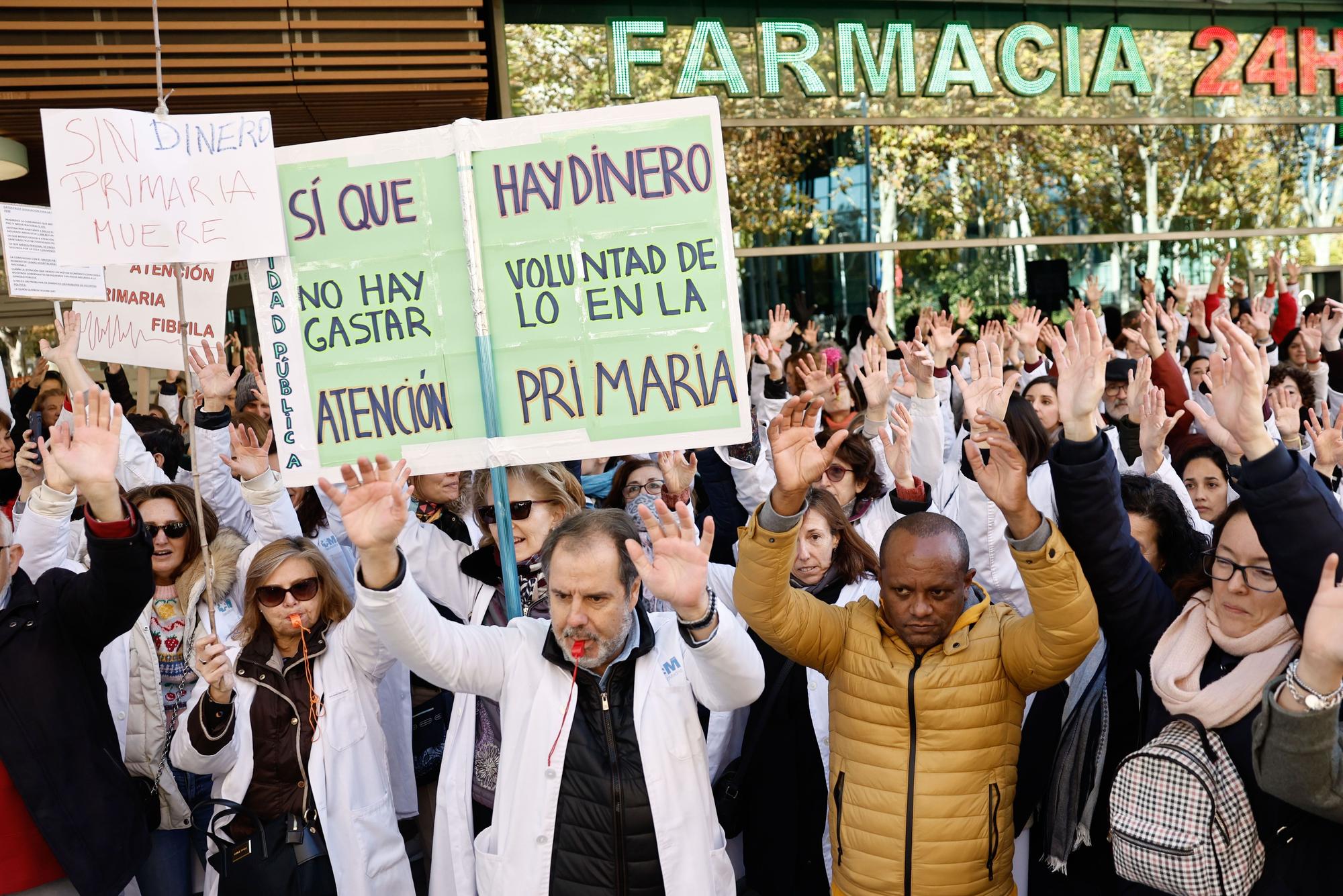 Concentración médicos de familia y pediatras ante la Asamblea de Madrid