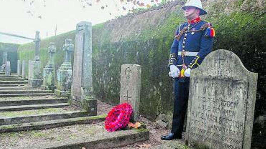 La Royal Navy hace memoria en el cementerio inglés de Vilagarcía