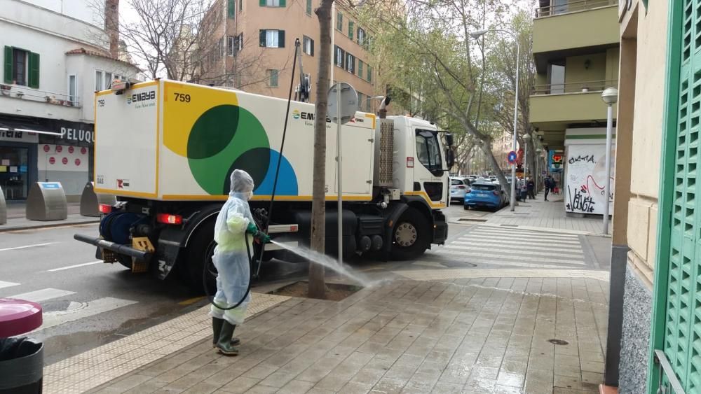 Emaya desinfecta 60 calles y accesos a siete hospitales y 30 centros sanitarios