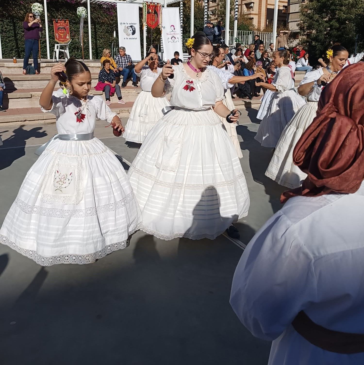 Así fue la espectacular "dansà" en ropa interior de la falla Mont de Pietat