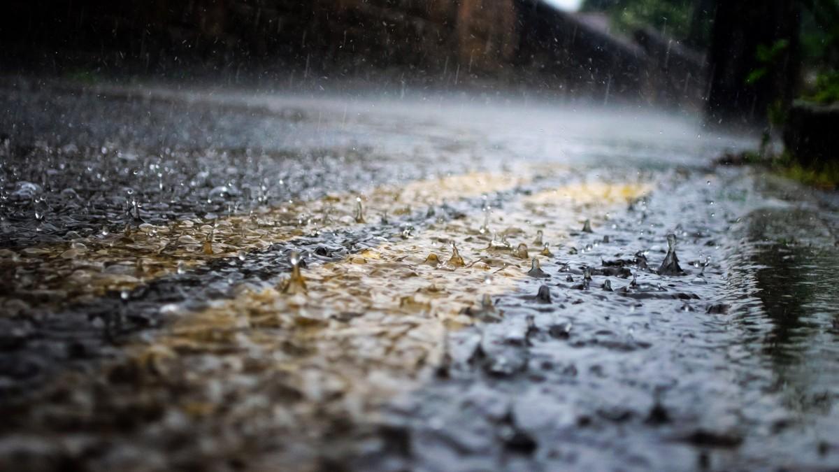 Imagen de lluvia sobre la carretera