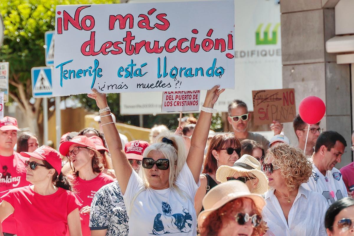 Manifestación en contra de la ampliación del puerto de Los Cristianos