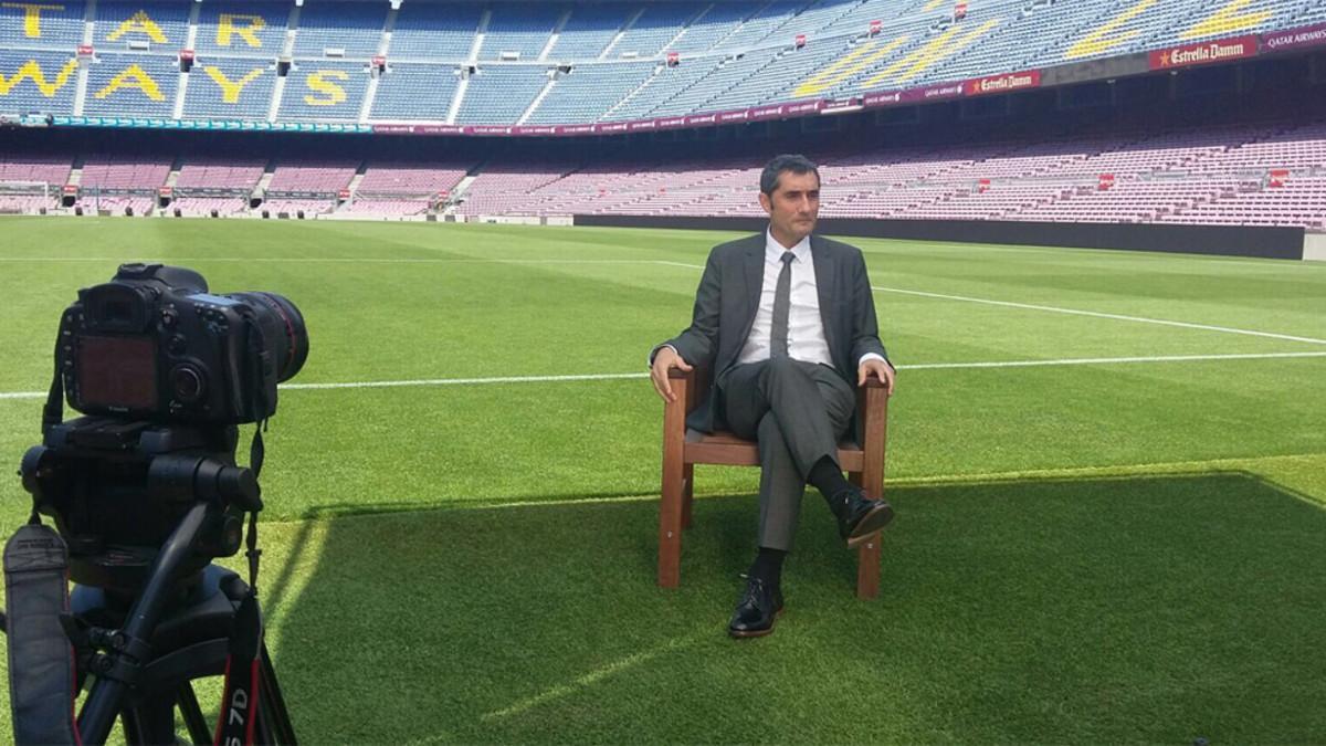 Ernesto Valverde, entrevistado en el Camp Nou