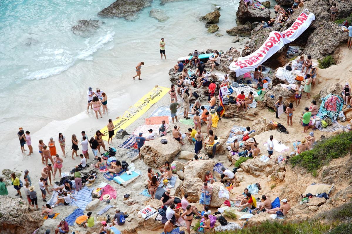 Los mallorquines 'recuperan' el Caló des Moro
