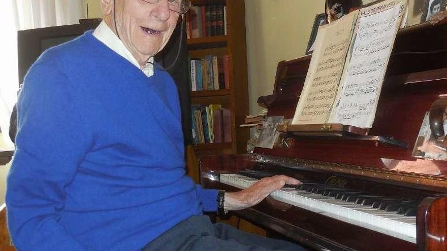 Pedro Rodríguez, &quot;el del Barato&quot;, al piano en Cangas de Onís.