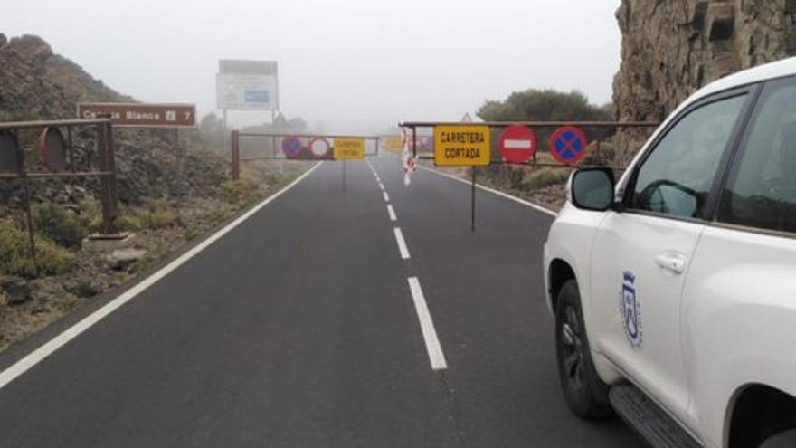 Imagen del corte de una carretera de acceso al Teide.