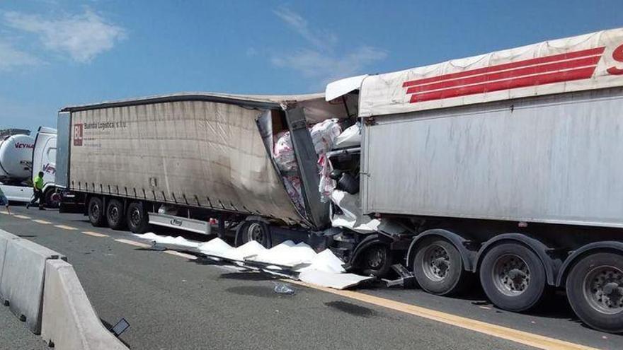 Dos camioneros heridos en una colisión en la A-23 en Benafer