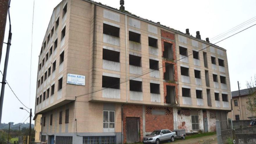 Edificio que el Concello demolerá en Os Campóns.   | // L. O.