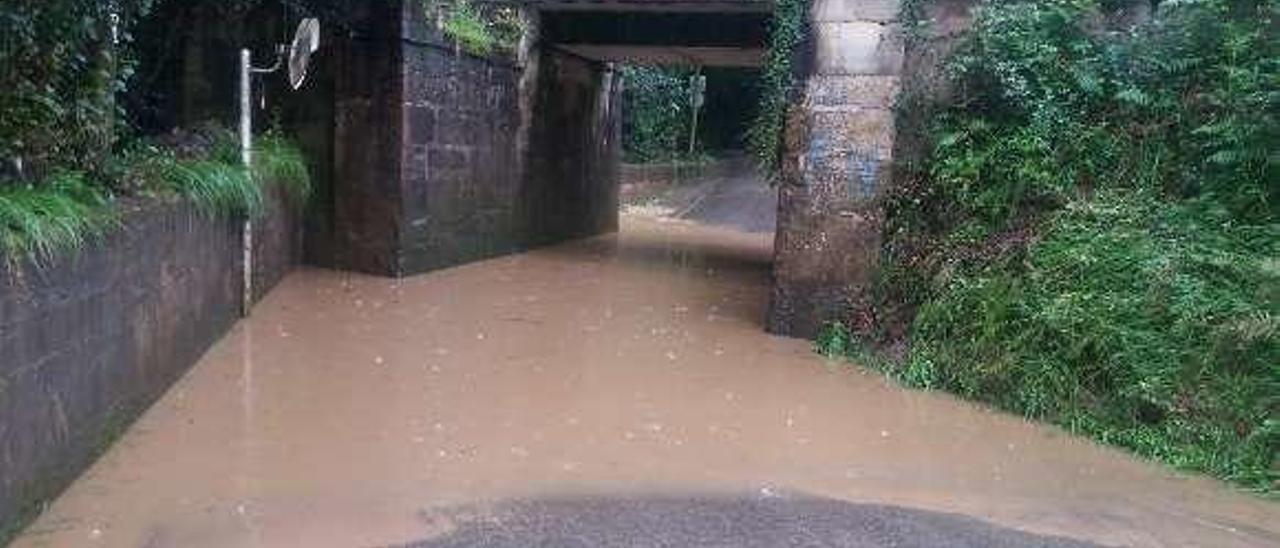 Paso inundado en Fontaciera por el desbordamiento del río Pinzales.