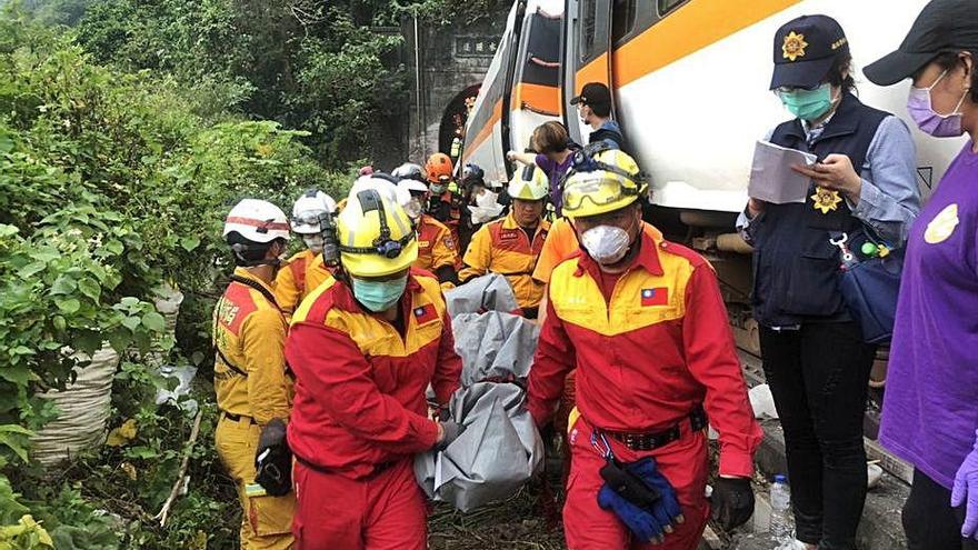 Almenys 48 morts i una seixantena de ferits en un accident de tren a Taiwan