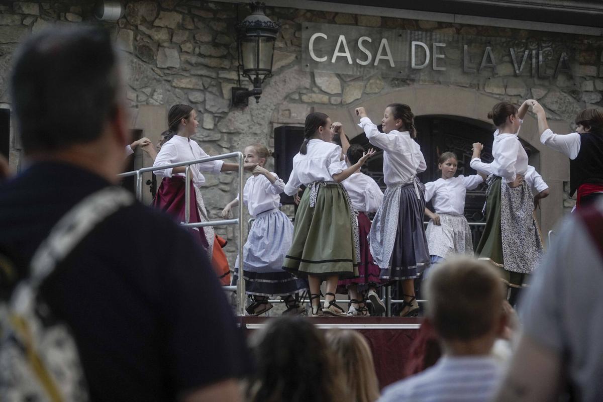 SANT VICENÇ DE CASTELLET . FESTA MAJOR XXXII TROBADA GEGANTS . ESBART ESCOLA DE DANSA . PIKBE PELS CARERS . CERCAVILA